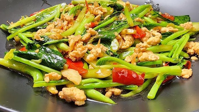 คะน้าไก่สับราดข้าว